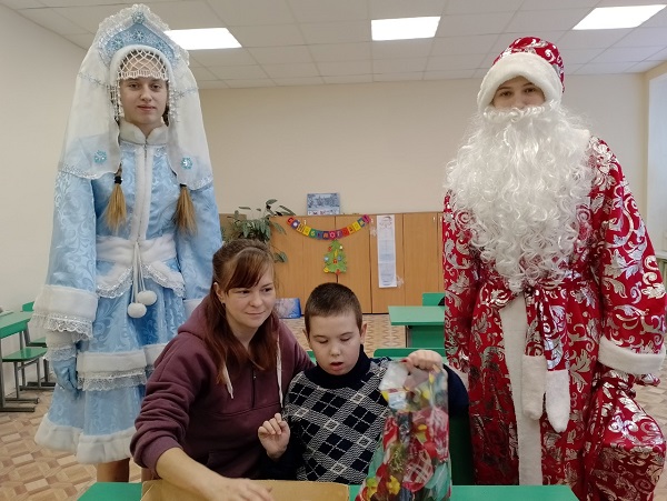 Встреча Ванечки с Дедом Морозом и Снегурочкой.